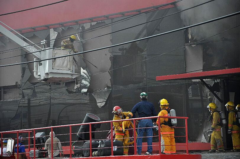 Die zerstörte Fassade des Casino Royale: Was nicht bei der Explosion beschädigt wurde, fiel anschließend den Flammen zum Opfer.