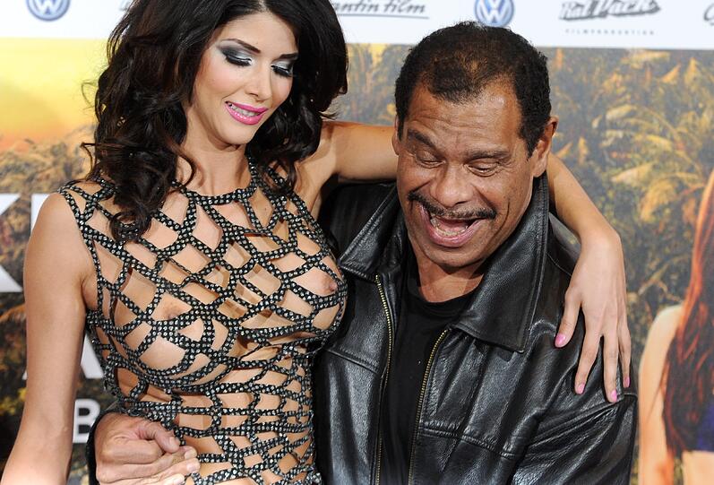 Bei der Premiere des Films "Türkisch für Anfänger" in München trat Micaela im Netz-Kleid auf den roten Teppich - und verriet dabei ziemlich private Details...
