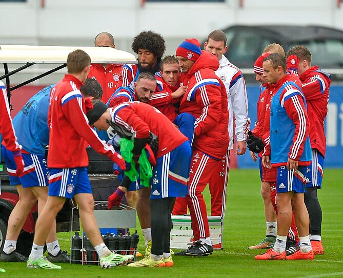 Der FCB-Schock in Bildern - hier wird der verletzte Philipp Lahm beim Training abtransportiert!
