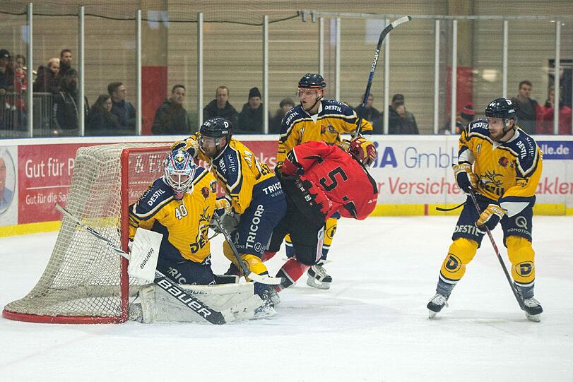 Spieler der Tilburg Trappers (in gelb) beim Verteidigen des eigenen Tores im Spiel gegen Halle.