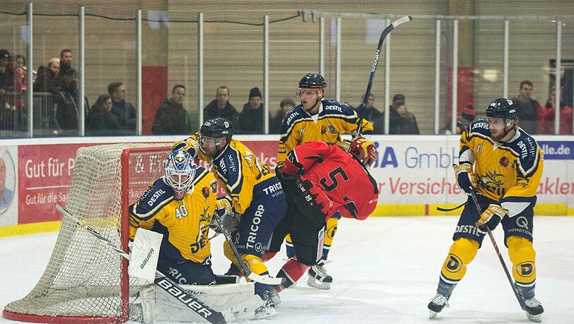Spieler der Tilburg Trappers (in gelb) beim Verteidigen des eigenen Tores im Spiel gegen Halle. Spieler der Tilburg Trappers (in gelb) beim Verteidigen des eigenen Tores im Spiel gegen Halle.