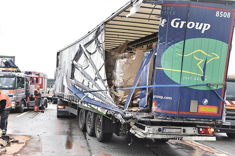 Auf der A99 ist ein Autotransporter auf einen vorausfahrenden Sattelschlepper aufgefahren. Der Unfall führte zu kilometerlangen Staus.