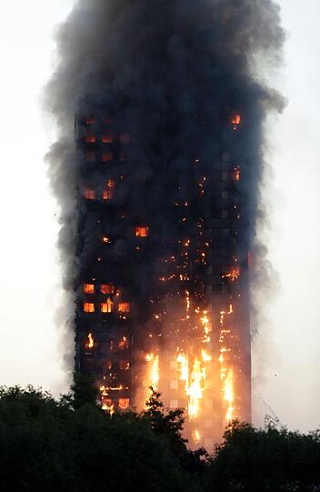 Das Hochhaus brennt vom 2. bis zum 27. Stock, Menschen wurden von den Flammen eingeschlossen - Bilder vom Inferno im Londoner Stadtbezirk Royal Borough of Kensington and Chelsea