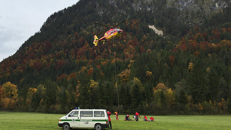 Rettungseinsatz im Karwendel. Mit dem Hubschrauber wurde der schwer verletzte Mann ins Tal gebracht.