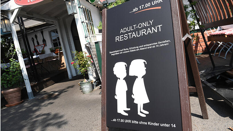 Das Schild vor dem Restaurant auf Rügen: Kinder unter 14 Jahren sind hier ab 17 Uhr nicht mehr erlaubt.