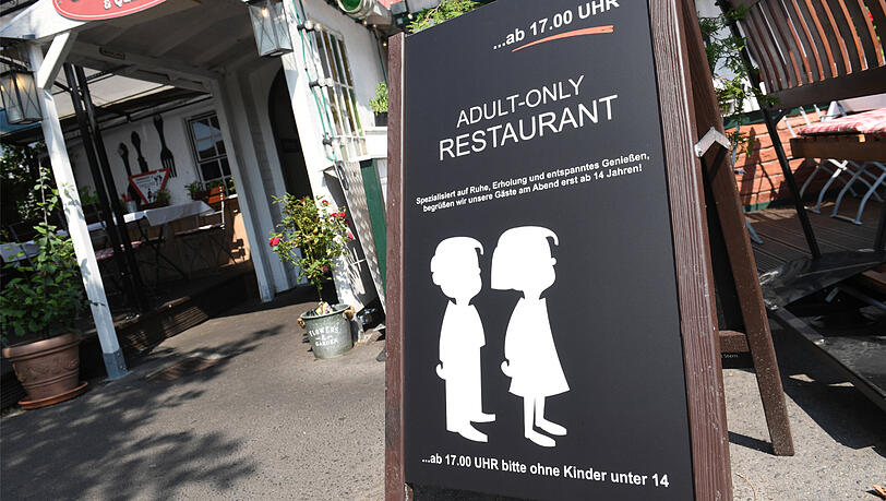 Das Schild vor dem Restaurant auf Rügen: Kinder unter 14 Jahren sind hier ab 17 Uhr nicht mehr erlaubt. Das Schild vor dem Restaurant auf Rügen: Kinder unter 14 Jahren sind hier ab 17 Uhr nicht mehr erlaubt.