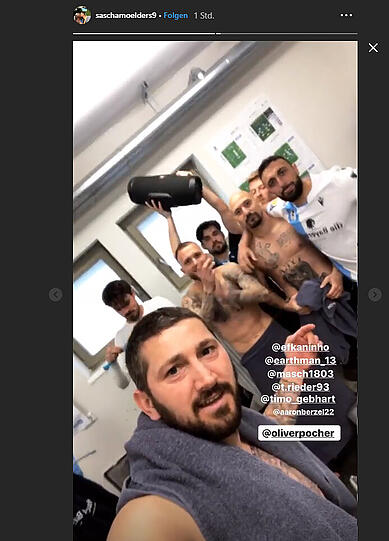 Sascha Mölders feiert mit seinen Teamkollegen.