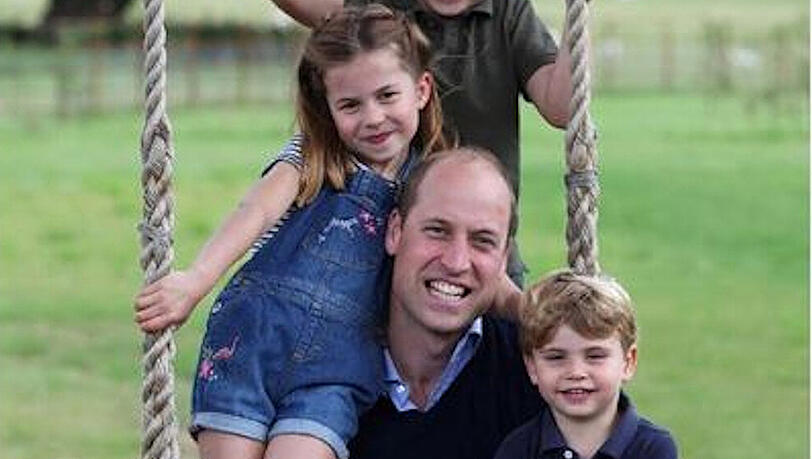 Glückliche Momente daheim: Prinz William zusammen mit seinen Kindern George, Charlotte und Louis (r.) in den Parkanlagen. Glückliche Momente daheim: Prinz William zusammen mit seinen Kindern George, Charlotte und Louis (r.) in den Parkanlagen.
