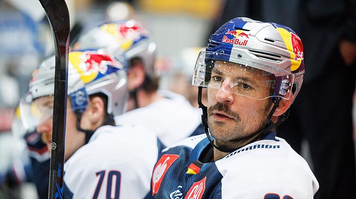 Yannic Seidenberg verfolgt ein Spiel.