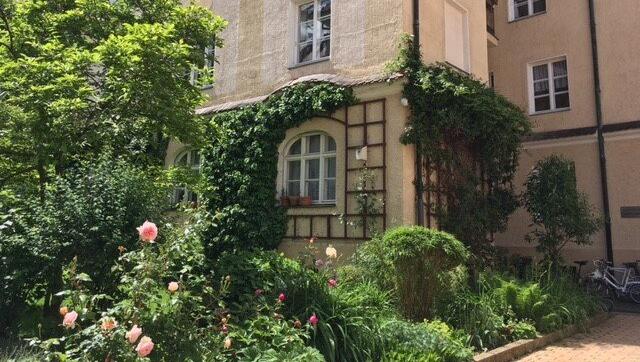 Ein kleiner Rosengarten an der Pestalozzistraße. Ein kleiner Rosengarten an der Pestalozzistraße.