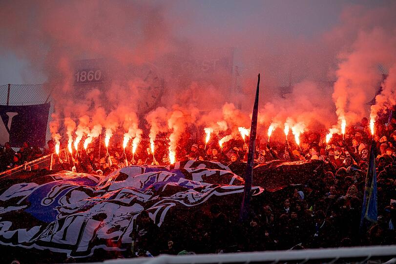 ... außerdem entzündeten die Löwen-Fans beim Heimspiel gegen Zwickau mindestens 15 bengalische Feuer.