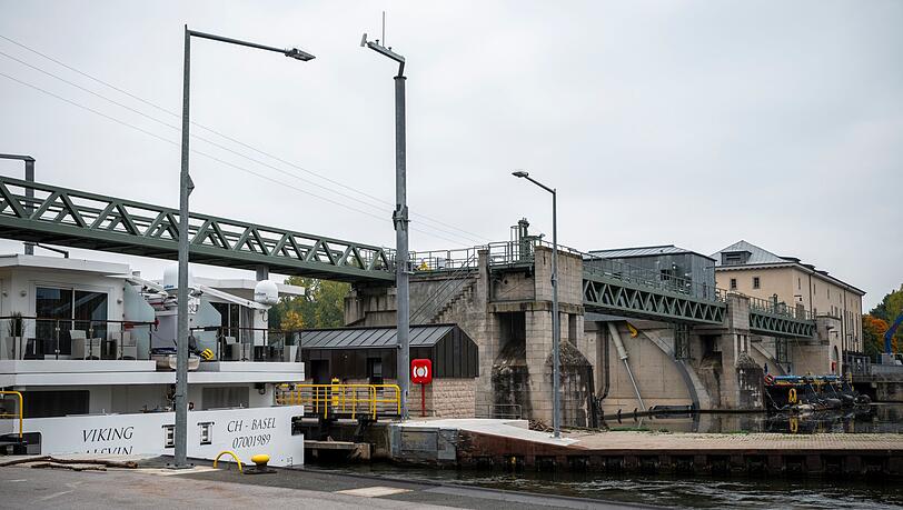 Die Schleuse Viereth am oberfränkischen Main. Ein Binnenschiffer verursachte einen Stromausfall in der Umgebung, als er mit seinem Schiffskran die über den Fluss führende Stromleitung beschädigte.