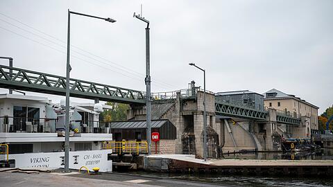 Die Schleuse Viereth am oberfränkischen Main. Ein Binnenschiffer verursachte einen Stromausfall in der Umgebung, als er mit seinem Schiffskran die über den Fluss führende Stromleitung beschädigte.