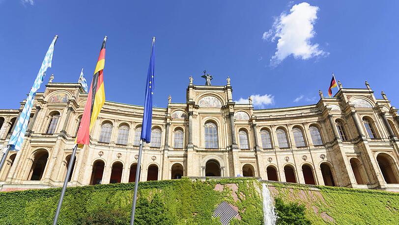 Hinter verschlossenen Türen treffen im Maximilianeum zwei Vorstandschefs von der unter Aufsicht des Innenministeriums stehenden bayerischen Pensionsbehörde auf die Abgeordneten des Haushaltsausschusses.