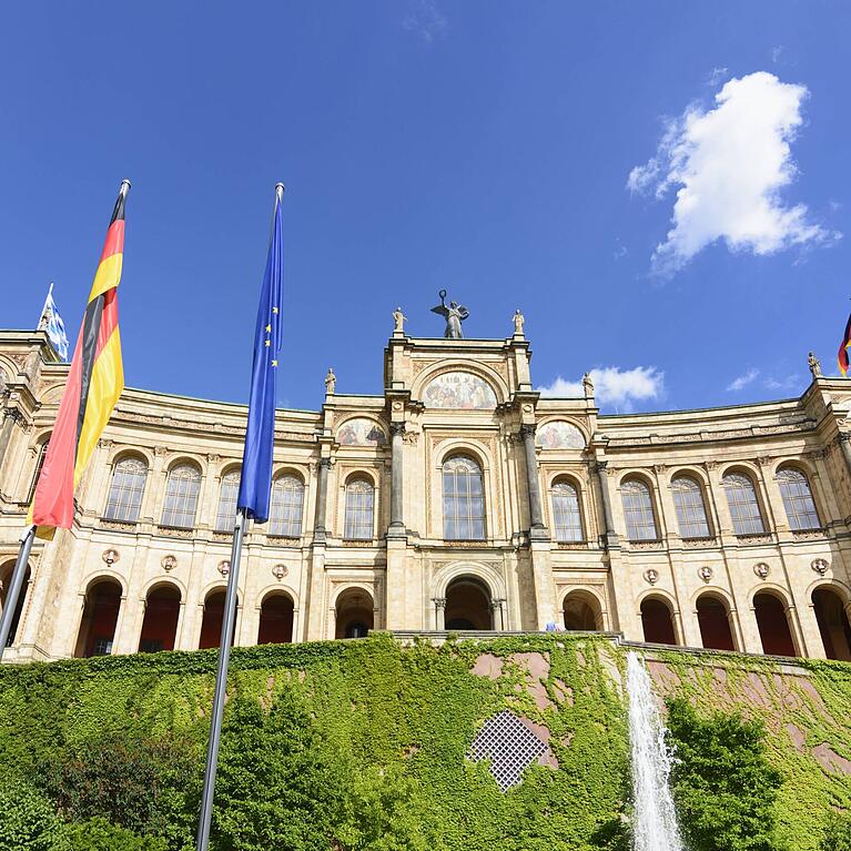 Hinter verschlossenen Türen treffen im Maximilianeum zwei Vorstandschefs von der unter Aufsicht des Innenministeriums stehenden bayerischen Pensionsbehörde auf die Abgeordneten des Haushaltsausschusses.
