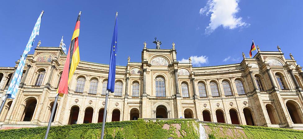Hinter verschlossenen Türen treffen im Maximilianeum zwei Vorstandschefs von der unter Aufsicht des Innenministeriums stehenden bayerischen Pensionsbehörde auf die Abgeordneten des Haushaltsausschusses.