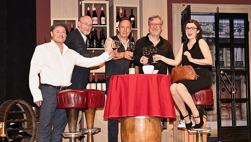 &bdquo;Weinprobe f&uuml;r Anf&auml;nger&ldquo; aus K&ouml;ln ist jetzt den ganzen Mai in M&uuml;nchen (von links): Dustin Semmelrogge als begabter Kleinkrimineller, der besorgte Hausarzt (Stefan Rehberg), Moritz Lindbergh als Jacques mit seinem l&auml;ssig, l&auml;stigen Buchh&auml;ndlernachbarn (Martin Armknecht) und Hortense: Natalia Avelon.