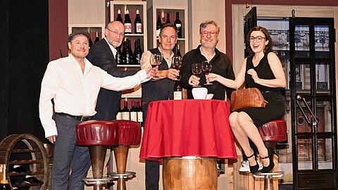 &bdquo;Weinprobe f&uuml;r Anf&auml;nger&ldquo; aus K&ouml;ln ist jetzt den ganzen Mai in M&uuml;nchen (von links): Dustin Semmelrogge als begabter Kleinkrimineller, der besorgte Hausarzt (Stefan Rehberg), Moritz Lindbergh als Jacques mit seinem l&auml;ssig, l&auml;stigen Buchh&auml;ndlernachbarn (Martin Armknecht) und Hortense: Natalia Avelon.