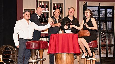 &bdquo;Weinprobe f&uuml;r Anf&auml;nger&ldquo; aus K&ouml;ln ist jetzt den ganzen Mai in M&uuml;nchen (von links): Dustin Semmelrogge als begabter Kleinkrimineller, der besorgte Hausarzt (Stefan Rehberg), Moritz Lindbergh als Jacques mit seinem l&auml;ssig, l&auml;stigen Buchh&auml;ndlernachbarn (Martin Armknecht) und Hortense: Natalia Avelon.