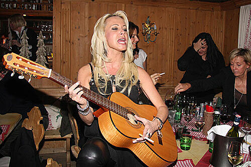 Cora Schumacher mit Gitarre.
