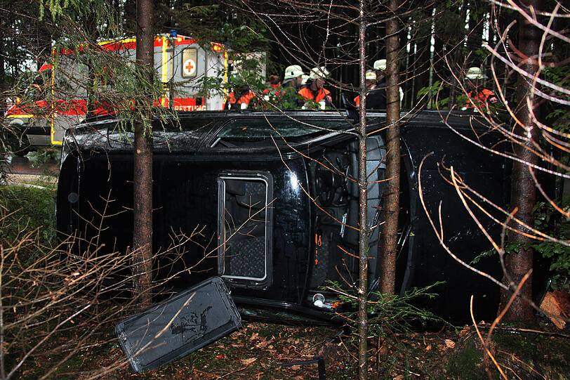 Ein Fahranfänger landet bei Matzing hochkant in Waldstück