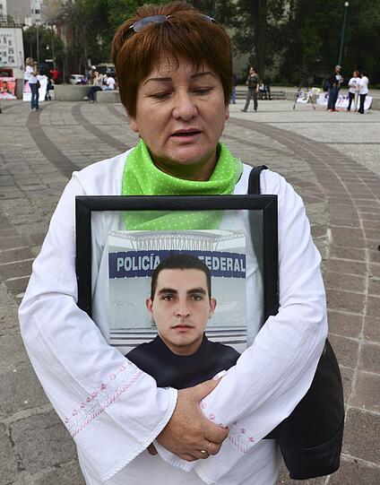 Eine Mutter vermisst ihren Sohn. Beim "Marsch der Würde" in Mexiko-Stadt beklagen hunderte von Angehörigen das Schicksal ihrer Verwandten. Tausende werden in Mexiko entführt, gefoltert und ermordet.