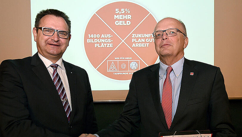 Hartmut Meine (r.), Verhandlungsführer der IG Metall Niedersachsen-Sachsen-Anhalt, und Martin Rosik von Volkswagen bei den Tarifverhandlungen in Hannover. Im Mittelpunkt stehen die Bezahlung und die Arbeitsbedingungen von 115 000 Mitarbeitern in den sechs westdeutschen Werken der Volkswagen AG und bei der Finanztochter. Hartmut Meine (r.), Verhandlungsführer der IG Metall Niedersachsen-Sachsen-Anhalt, und Martin Rosik von Volkswagen bei den Tarifverhandlungen in Hannover. Im Mittelpunkt stehen die Bezahlung und die Arbeitsbedingungen von 115 000 Mitarbeitern in den sechs westdeutschen Werken der Volkswagen AG und bei der Finanztochter.