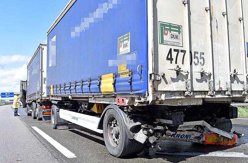 Schwerer Auffahrunfall auf der A99 bei Unterföhring. Der Unfallverursacher musste von der Feuerwehr aus seinem Fahrzeug geborgen werden.