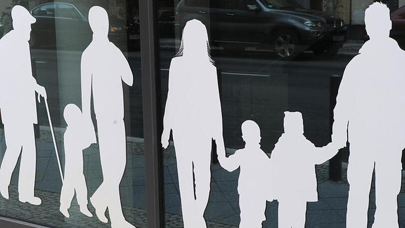 Laut einer Schätzung des Statistischen Bundesamtes leben in Deutschland rund 82,8 Millionen Menschen - so viele wie noch nie.