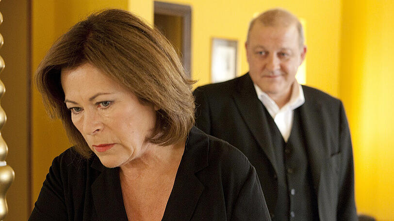 "Wilsberg: Frischfleisch": Kommissarin Springer (Rita Russek) ist dringend auf die Hilfe ihres speziellen Freundes Georg Wilsberg (Leonard Lansink) angewiesen