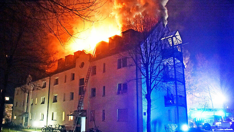 Ein Feuer auf einem Balkon setzte in Perlach einen ganzen Dachstuhl in Brand. Die Bilder von den Löscharbeiten.