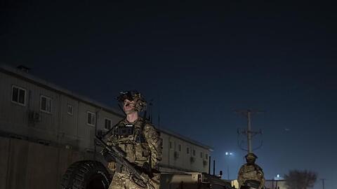 Bewaffnete Soldaten stehen im November 2019 Wache während eines Überraschungsbesuchs des damaligen US-Präsidenten Donald Trump.