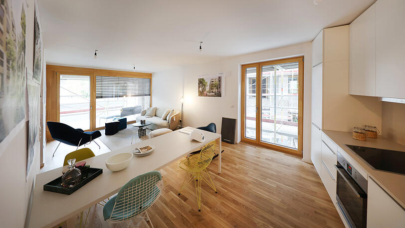 Eichenparkett, bodentiefe Vollholzfenster, Terrasse: Die Musterwohnung zeigt, wie die Wohnungen ausgestattet werden. Eichenparkett, bodentiefe Vollholzfenster, Terrasse: Die Musterwohnung zeigt, wie die Wohnungen ausgestattet werden.