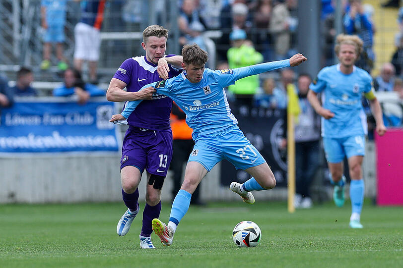 Raphael Ott (vorne) bei seinem bis dato letzten Einsatz f&uuml;r 1860 am 17. Mai 2025 im Heimspiel gegen Erzgebirge Aue (hier gegen Erik Majetschak).