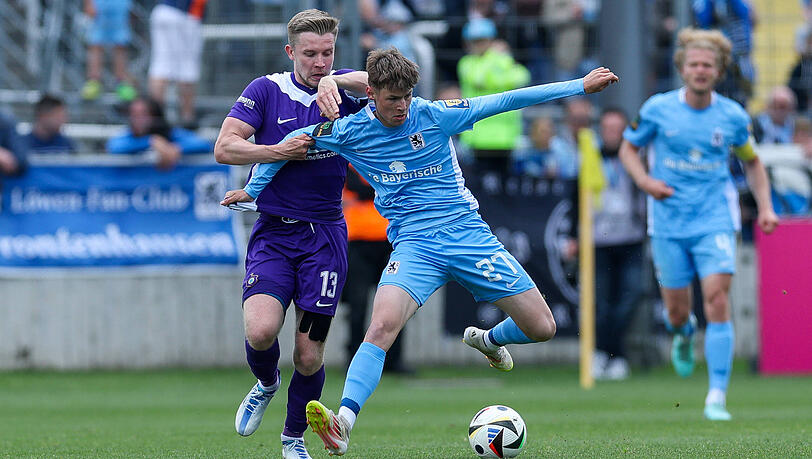 Raphael Ott (vorne) bei seinem bis dato letzten Einsatz für 1860 am 17. Mai 2025 im Heimspiel gegen Erzgebirge Aue (hier gegen Erik Majetschak). Raphael Ott (vorne) bei seinem bis dato letzten Einsatz für 1860 am 17. Mai 2025 im Heimspiel gegen Erzgebirge Aue (hier gegen Erik Majetschak).