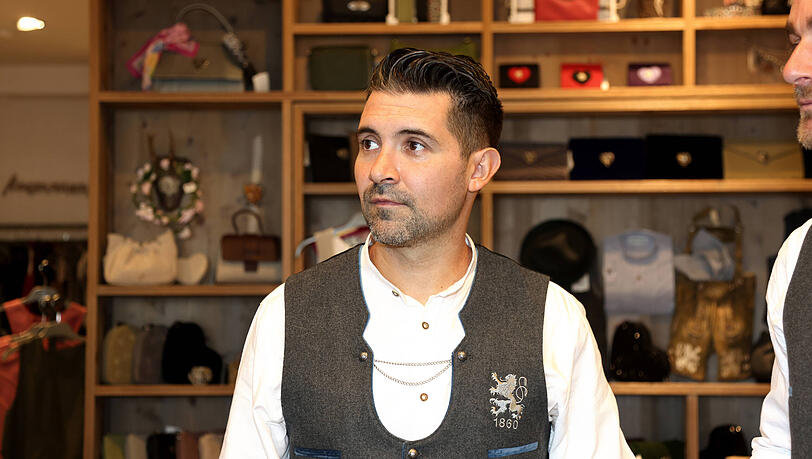 Die passende Kleidung f&uuml;r die Wiesn bekamen Trainer Alper Kayabunar und Co. vor wenigen Wochen.