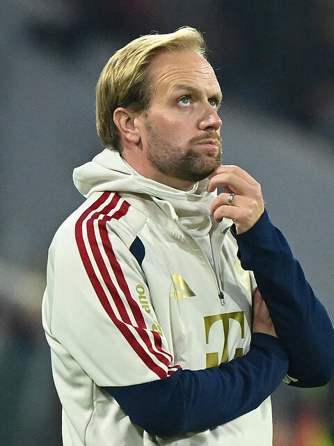 Aaron Danks vertritt derzeit den erkrankten Cheftrainer Vincent Kompany beim FC Bayern.