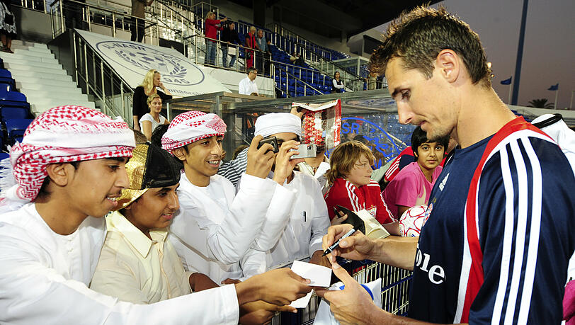 Seine Autogramme sind begehrt: Miroslav Klose. Seine Autogramme sind begehrt: Miroslav Klose.