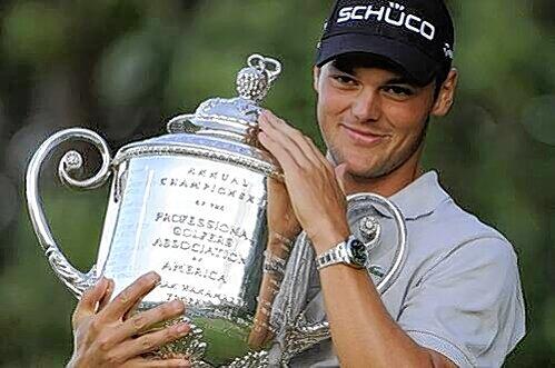 Martin Kaymer mit dem Pokal für seinen ersten Majorsieg bei der US-PGA-Tour in Kohler.