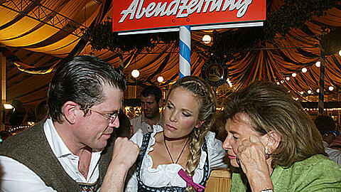 Stephanie zu Guttenberg (M.), hier mit Ehemann Karl-Theodor und Charlotte Knobloch am AZ-Wiesn-Stammtisch, wird wohl nur heuer am Nockherberg derbleckt.