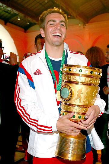 Die Bayern feiern: Nach dem Sieg gegen Borussia Dortmund im DFB-Pokalfinale lässt der FC Bayern in Berlin die Korken knallen. Hier die Feierbilder aus der Telekom-Zentrale.