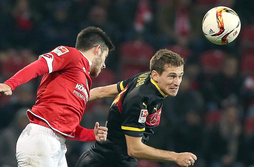 Der Mainzer Jairo (l) und der Stuttgarter Daniel Schwaab (r) versuchen an den Ball zu kommen.