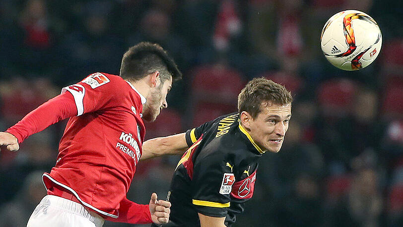 Der Mainzer Jairo (l) und der Stuttgarter Daniel Schwaab (r) versuchen an den Ball zu kommen. Der Mainzer Jairo (l) und der Stuttgarter Daniel Schwaab (r) versuchen an den Ball zu kommen.