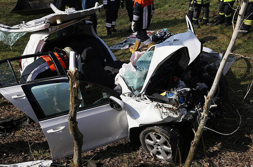 Bilder vom Unfall in Wald bei Altötting. Eine junge Fahranfängerin ist von der Fahrbahn abgekommen und gegen einen Baum geprallt.