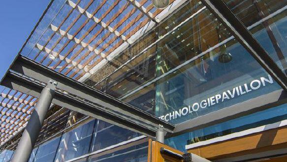 Der Technologiepavillon des Bauzentrums Poing: Anlaufstelle für detailierte Informationen, Vorträge und Eingan zue Musterhaus-Ausstellung. Der Technologiepavillon des Bauzentrums Poing: Anlaufstelle für detailierte Informationen, Vorträge und Eingan zue Musterhaus-Ausstellung.