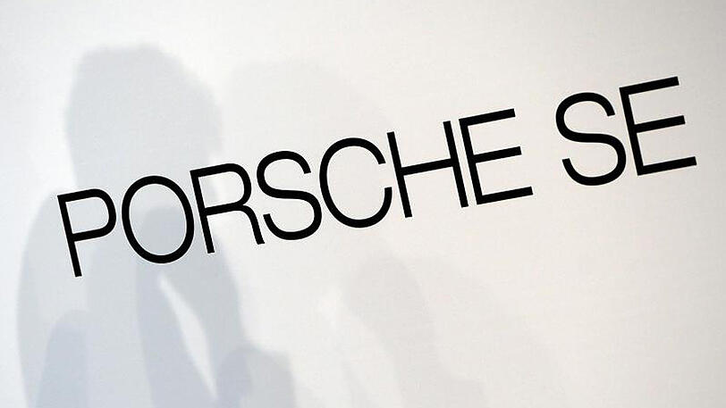 Porsche-SE-Schriftzug bei einer Bilanz-PK.