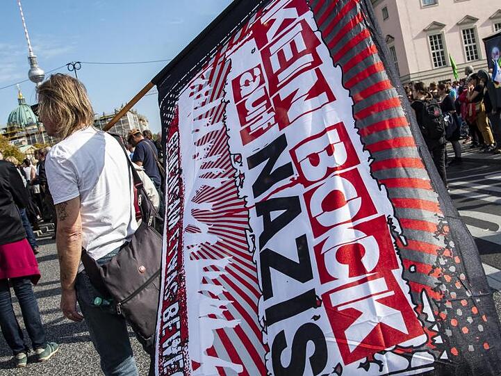 Ein Mann hält bei der Demonstration gegen Antisemitismus in Berlin eine Fahne mit der Aufschrift "Kein Bock auf Nazis".