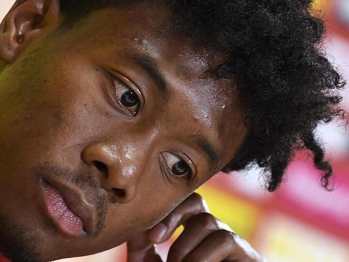 Spieler David Alaba beantwortet die Fragen der Journalisten bei einer Pressekonferenz. Foto: Robert Jaeger/APA/dpa