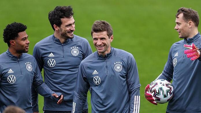 Thomas Müller (M.) sieht seine Rückkehr in die deutsche Nationalmannschaft zunächst als Sechs-Wochen-Projekt.