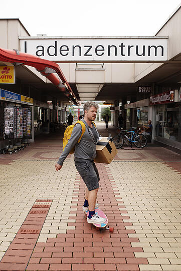 Sportlich auf dem Weg zur Post.